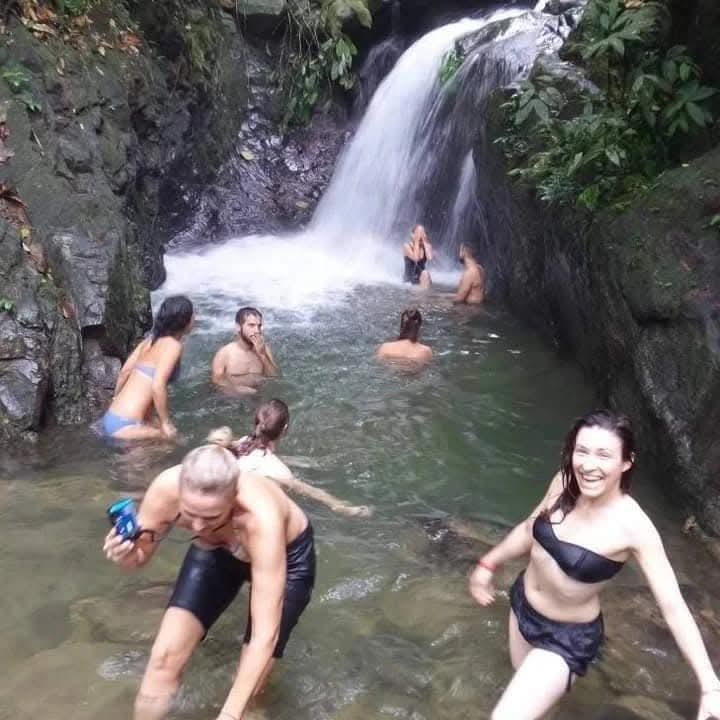 baignade-chambres confortables à bukit lawang-hebergement-guest-house-nature-trek-sumatra-hotel-asimparis3-2